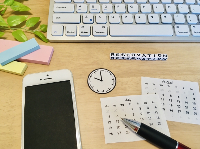 スマートフォンとカレンダー、キーボードの写真