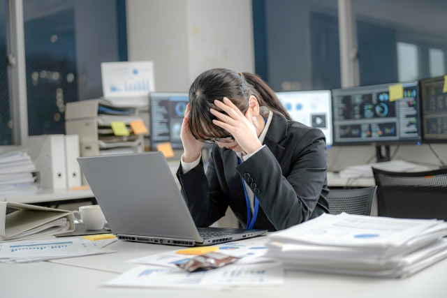 落ち込む女性の写真