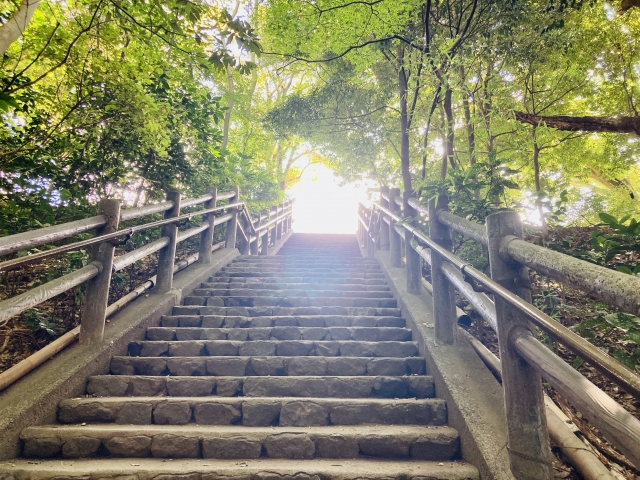 上に向かう階段の画像